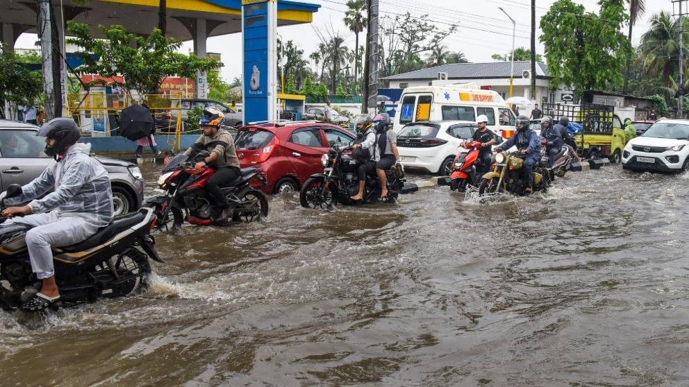 दिल्ली-NCR में बारिश के आसार, कई राज्यों में रेड अलर्ट जारी, पढ़ें