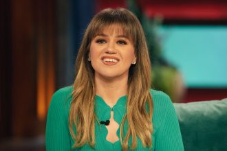 Kelly Clarkson displays tiny waist in skinny jeans as she wraps up talk show ahead of break
