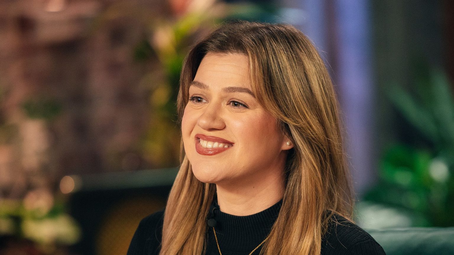 Kelly Clarkson drums up support amid show shake-up as she prepares to leave NYC