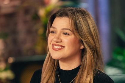 Kelly Clarkson drums up support amid show shake-up as she prepares to leave NYC
