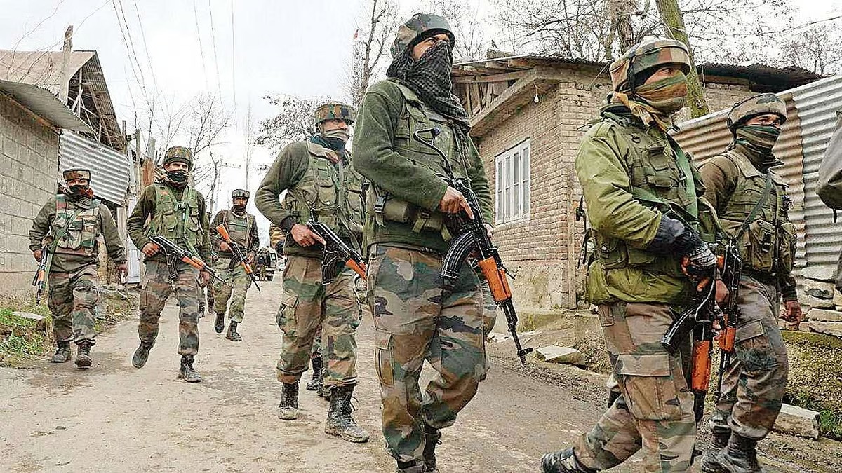 J&K: बांदीपोरा में सुरक्षाबलों के साथ मुठभेड़ में 1 आतंकी घायल, 2 पुलिसकर्मियों को भी लगी गोली