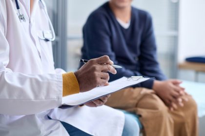 Recortes en servicios de idiomas generan temor a errores médicos, diagnósticos equivocados y muertes