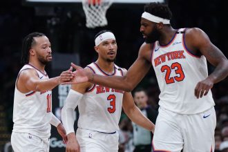 Sources: Knicks mull benching Hart for Robinson