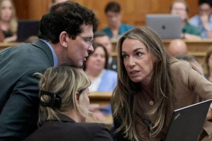 Defense attorney’s dramatic courtroom move has legal experts talking in Karen Read murder trial