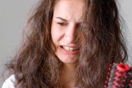 रोजाना की इन कॉमन गलतियों से बाल होने लगते हैं खराब. जानें और तुरंत सुधारें