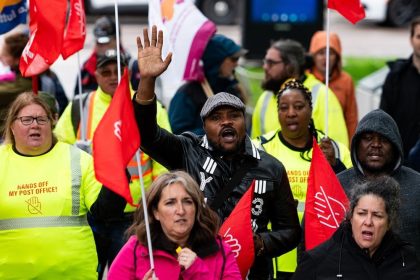 Postal workers protest ‘final offer’ from Canada Post