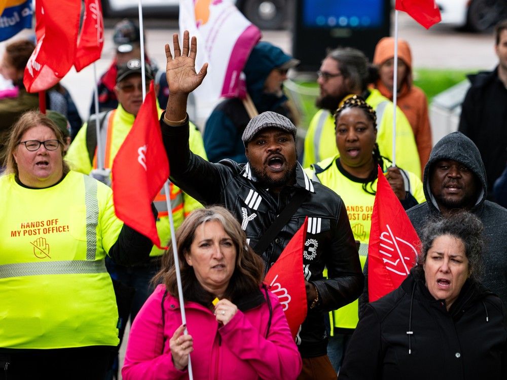 Postal workers protest ‘final offer’ from Canada Post