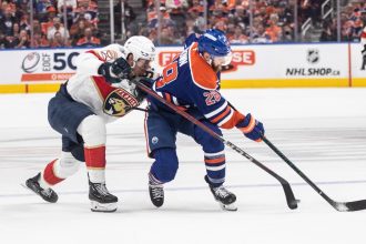 Panthers lose tight Game 1 after critical mistake