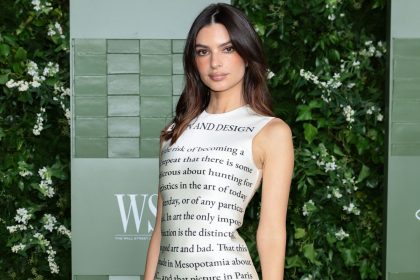 Emily Ratajkowski surprises in old school cloche hat to tease new Netflix series