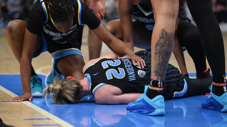 Courtney VanderSloot injury update: Sky guard gets awful ACL news after leaving game vs. Fever