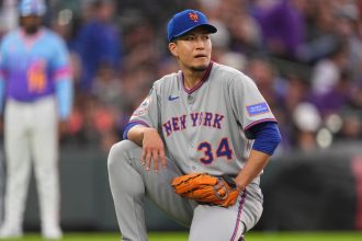 Mets ace Kodai Senga injures leg making play at first