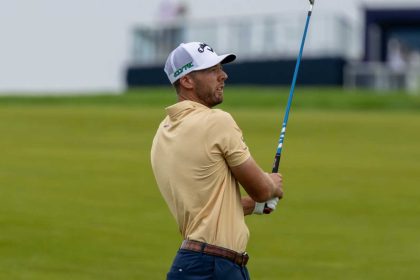Amid the Oakmont calamity, Sam Burns leads midway through U.S. Open