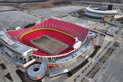 Gov. signs stadium aid package for Chiefs, Royals