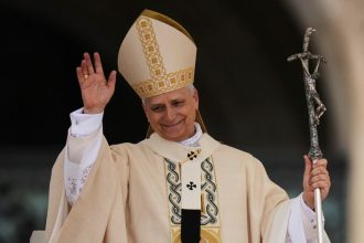 Pope Leo XIV gives autographed jersey to White Sox player from 2005 World Series team