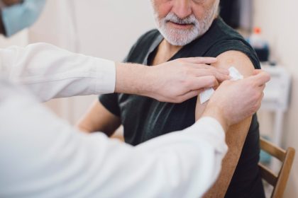 Muchas personas mayores aceptan las vacunas con entusiasmo. La investigación les da la razón
