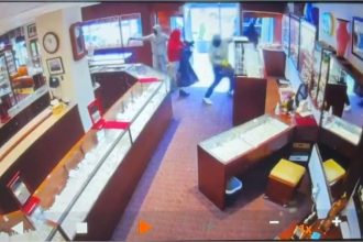 Masked robbers pull off brazen midday heist at Seattle jewelry store in under two minutes