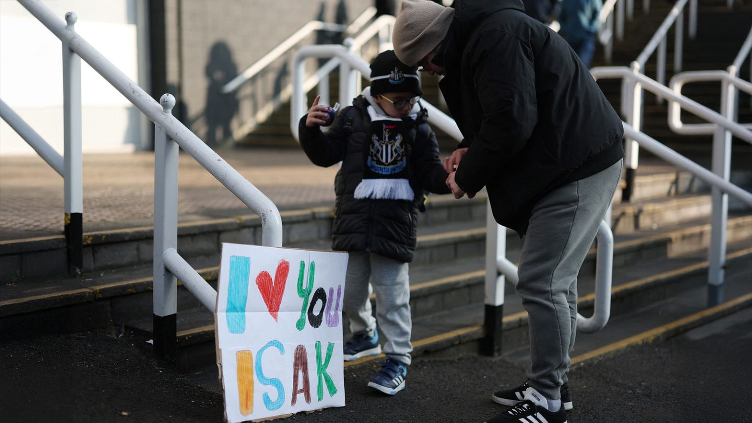 The stark differences between the Alexander Isak and Yoane Wissa situations
