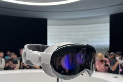 Report: Apple M4, more comfortable strap will headline first major Vision Pro update