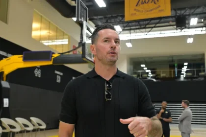 Lakers officially sign 7-foot defensive monster to address biggest problem