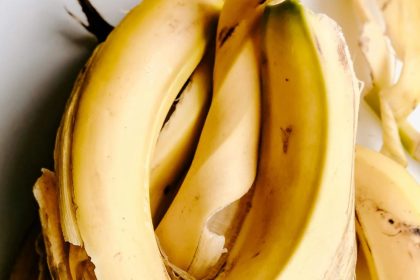 What happens when you use banana peel for skin?