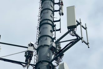 Canadian funds reportedly in bidding war over stake in Telus towers