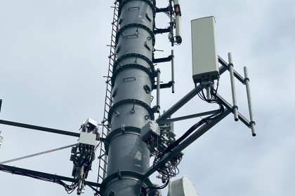 Canadian funds reportedly in bidding war over stake in Telus towers