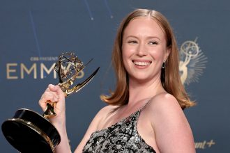 Meet Emmy winner Hannah Einbinder’s famous parents, including beloved SNL alum mom