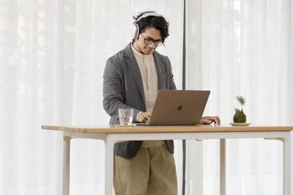 Expert says ordinary $5 kitchen gadget could actually help you live longer by making you use your standing desk better