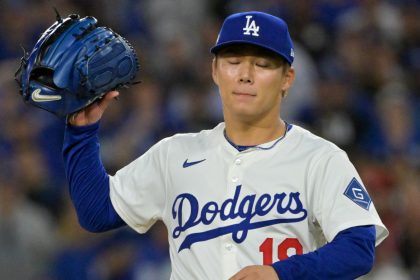 Teoscar Hernandez seen apologizing to Yoshinobu Yamamoto for bad error in Game 2