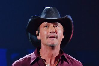 Tim McGraw shares rare photograph with brothers with heartbreaking family statement