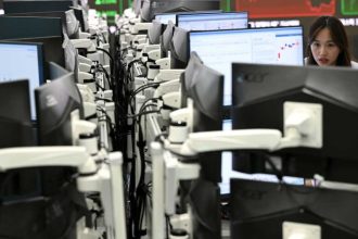 Asian stocks fall with Wall St as US credit fears add to worries