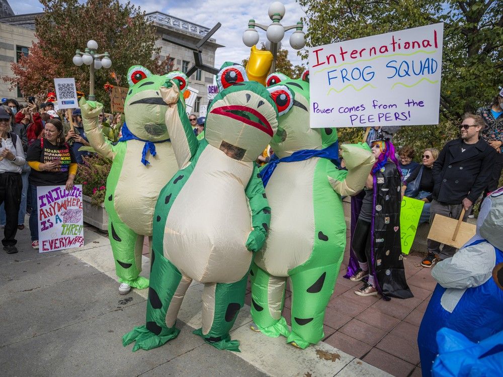‘No Tyrants’: Hundreds attend anti-Trump protest in Ottawa