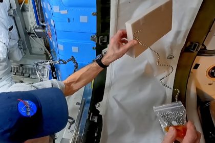 This is how the chain fountain effect behaves in space