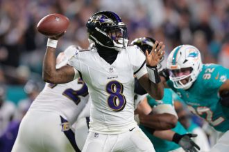Jackson returns in style as Ravens rout Dolphins