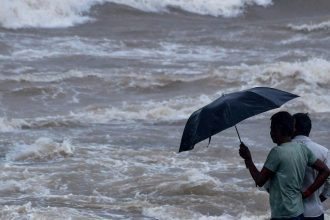 ओडिशा में साइक्लोन मोन्था के कारण भारी बारिश की चेतावनी, सरकार ने सात जिलों में छुट्टियां रद्द की