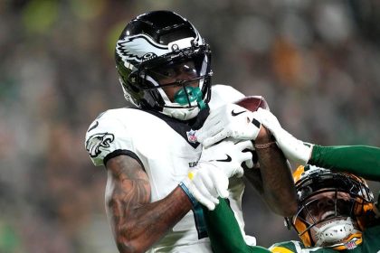 Eagles grind out low-scoring victory over Packers to win third straight game