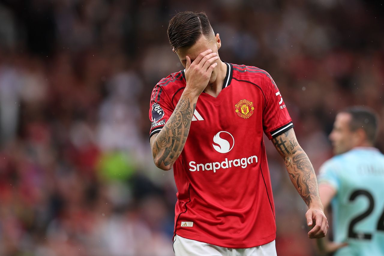 Manchester United given Benjamin Sesko timescale boost following knee injury fear