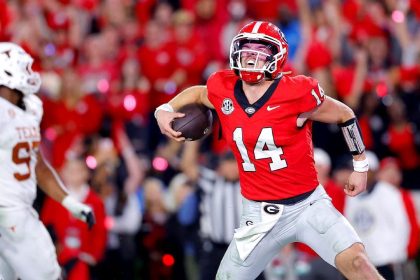 Georgia gets ‘down and dirty,’ KO’s Texas in 4th
