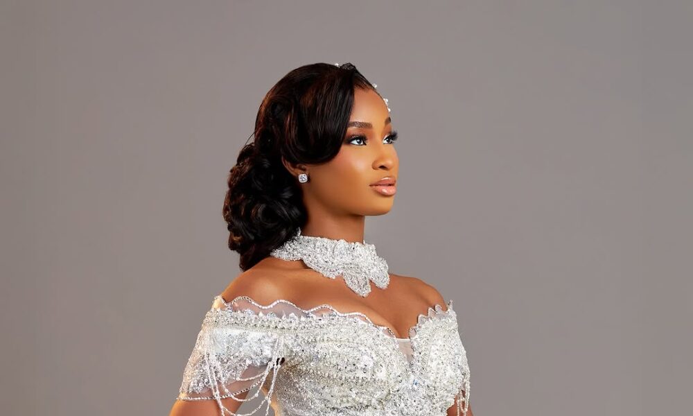 Regal Elegance Awaits You With This Sparkling White Wedding Bridal Look