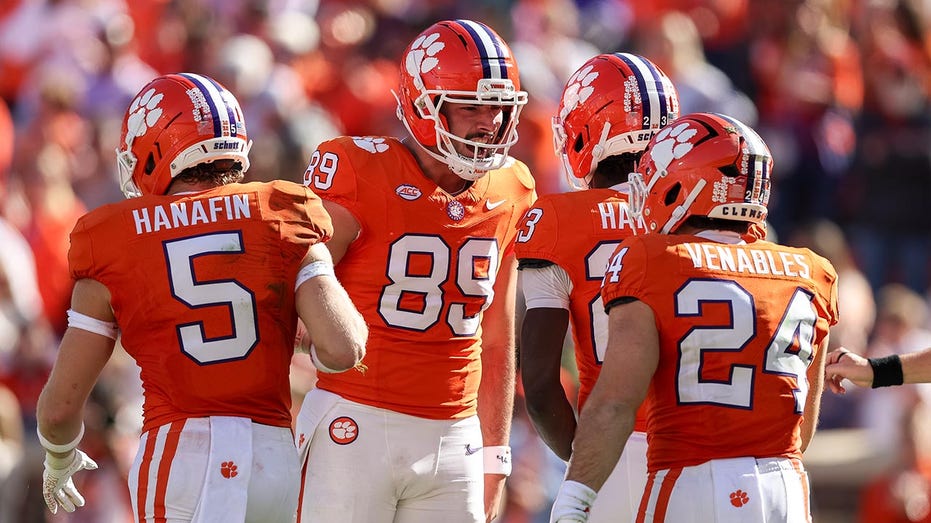 College football fans poke fun at Clemson over fake punt mishap