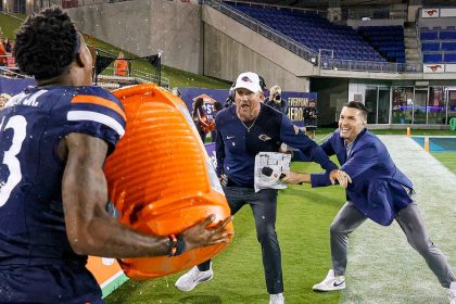 UTSA coach hilariously tries to escape celebration shower, ends up in dogpile