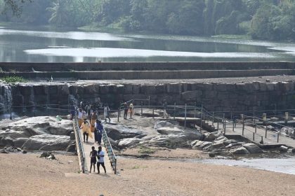 Thin water flow at Kodiveri Anicut in Erode disappoints visitors