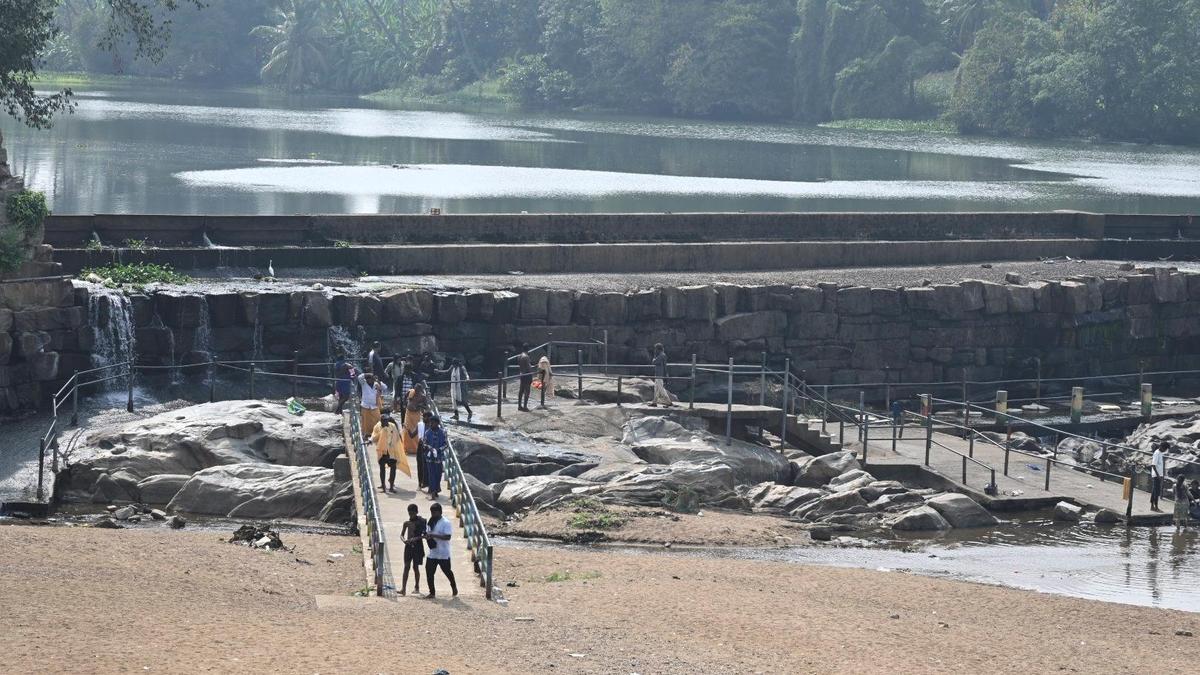 Thin water flow at Kodiveri Anicut in Erode disappoints visitors