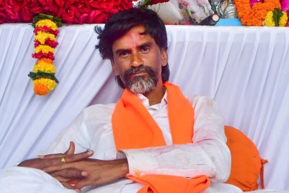 मराठा आरक्षण आंदोलन के नेता मनोज जरांगे की तबीयत बिगड़ी, अस्पताल में कराए गए एडमिट