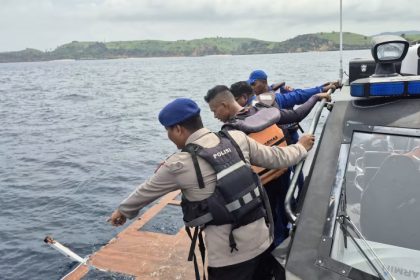 Indonesian rescuers search for Spanish soccer coach and 3 children after tour boat sinks