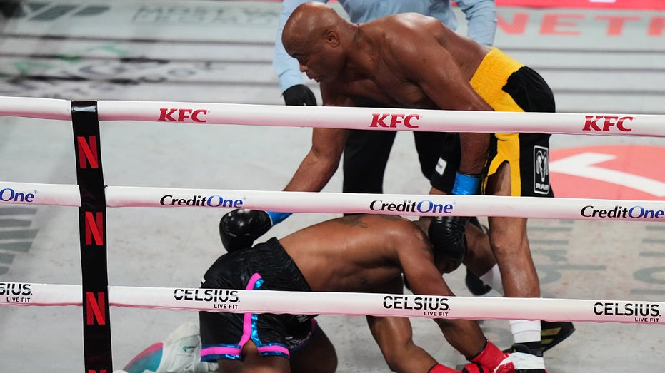 Anderson Silva catches Tyron Woodley with brutal punches in TKO win