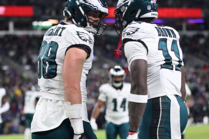 Record-breaking kind of day for 2 Eagles in Buffalo