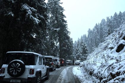 Snowfall ends long dry spell, heralds the revival of festive year-end tourism in Kashmir Valley