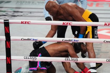 Anderson Silva catches Tyron Woodley with brutal punches in TKO win