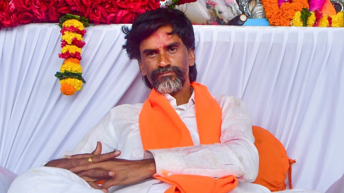 मराठा आरक्षण आंदोलन के नेता मनोज जरांगे की तबीयत बिगड़ी, अस्पताल में कराए गए एडमिट